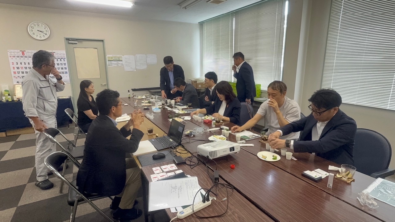 へべすとコーラの組み合わせを試しながら意見交換する参加者
