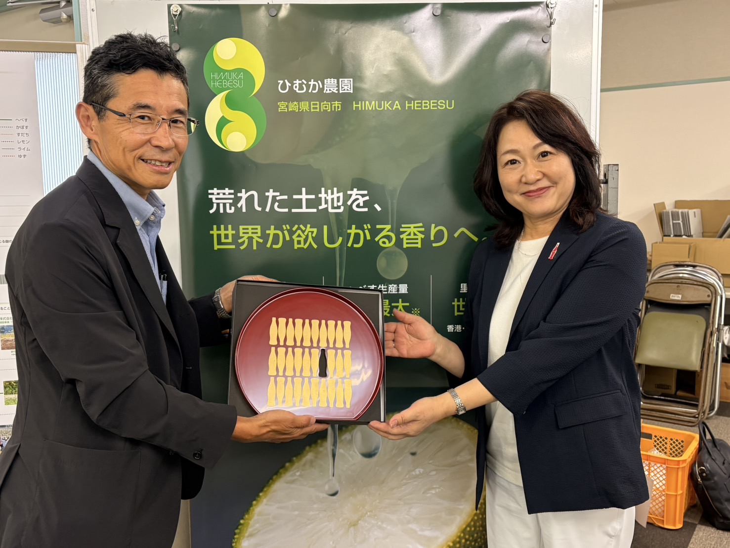 ひむか農園を訪問したコカ・コーラ ボトラーズジャパンの荷堂真紀副社長と内山雅仁