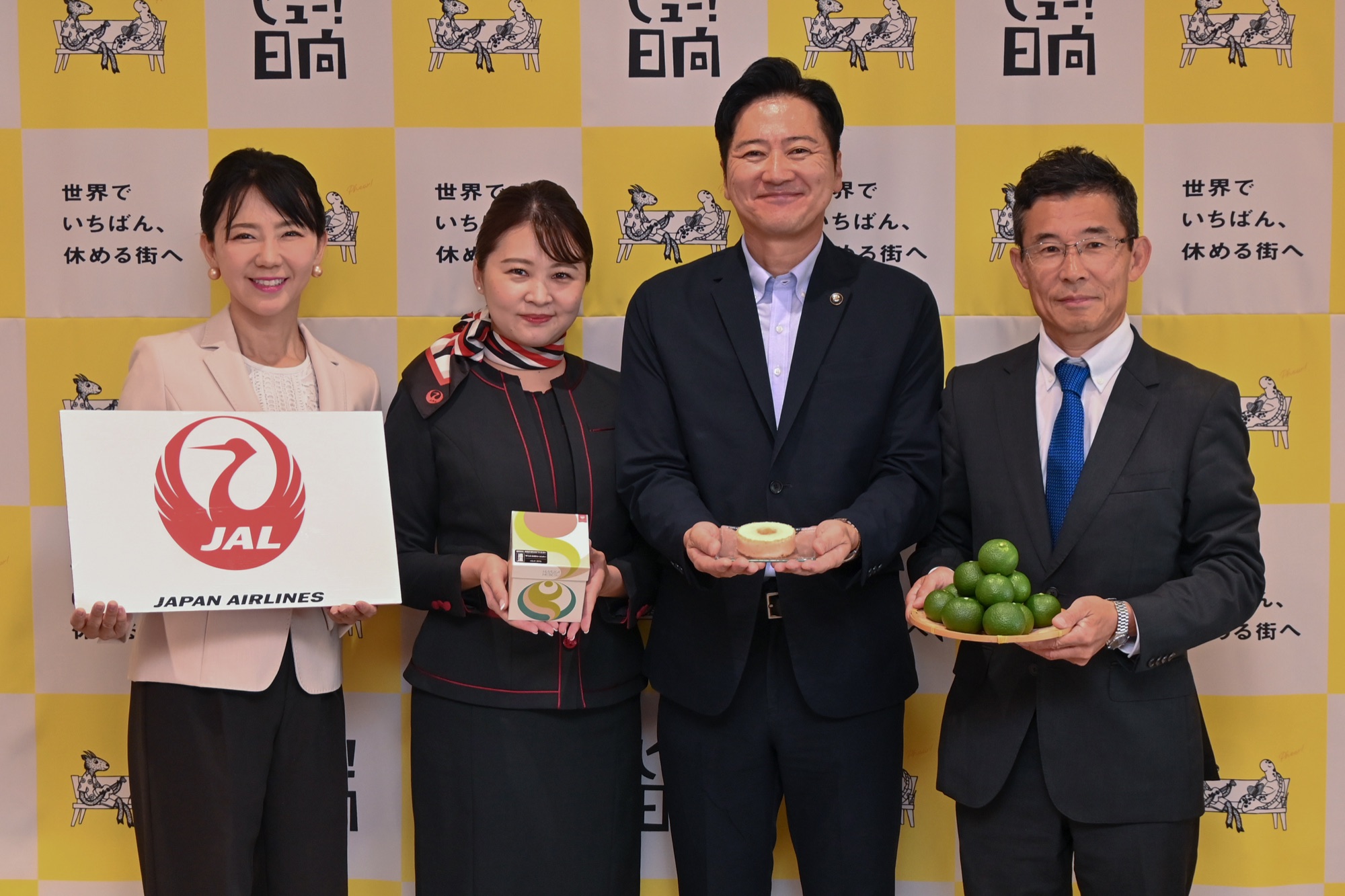 西村賢市長を囲み、JALの関係者とひむか農園がバームクーヘンmini へべすと日向産へべすを紹介する記念写真